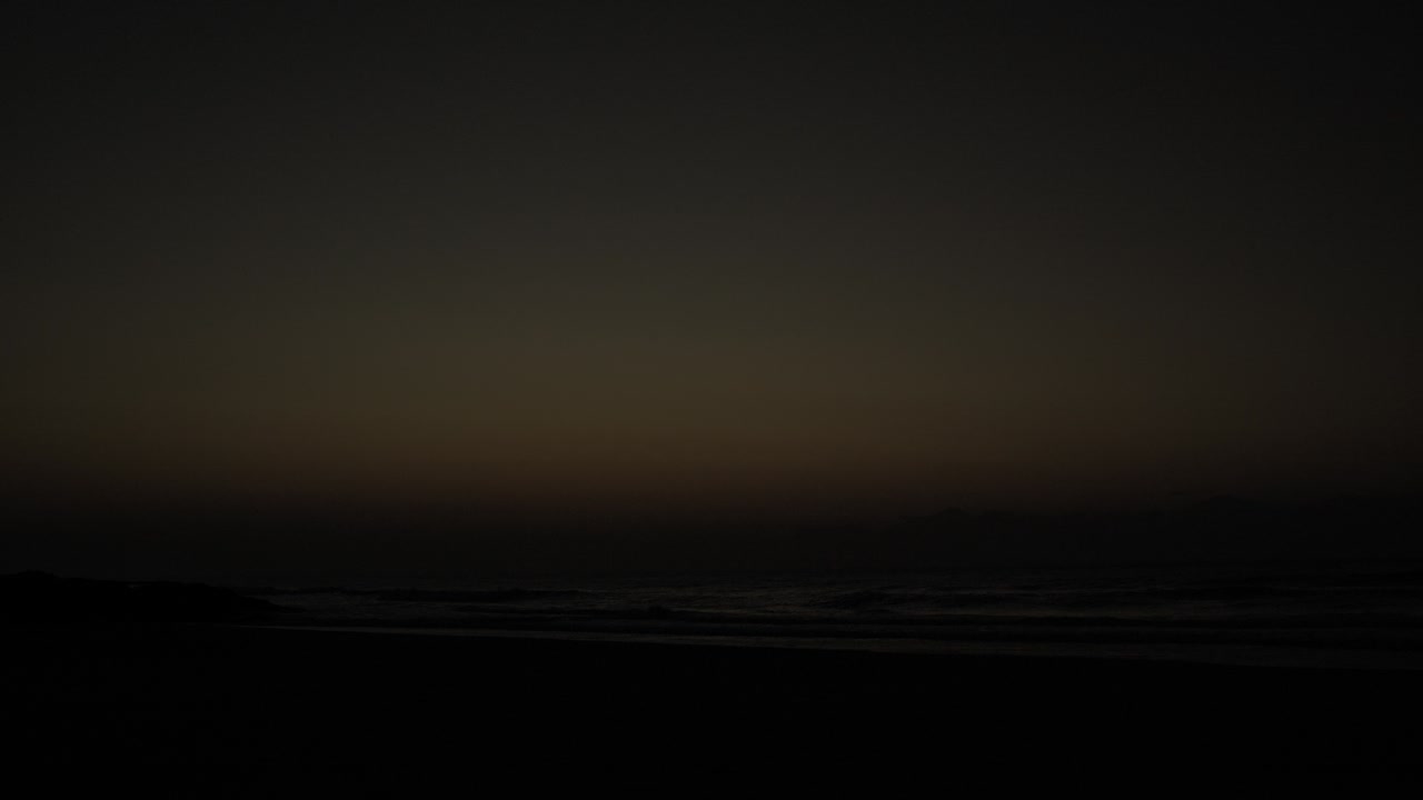 el amanecer sobre la playa del océano