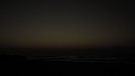 el amanecer sobre la playa del océano