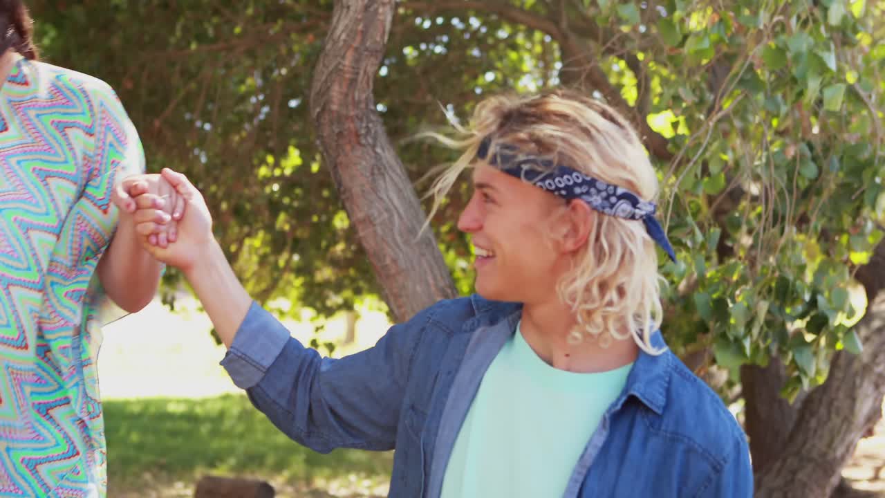 pareja divirtiéndose 4k