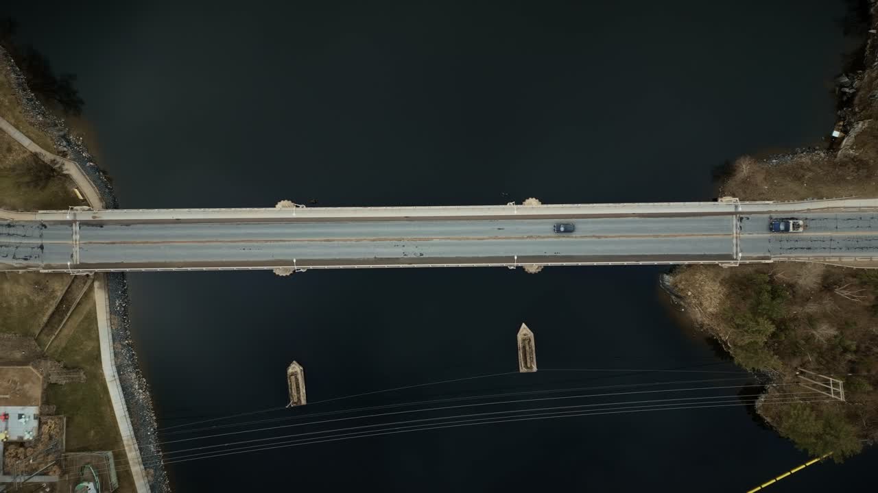 물 을 가로지르는 긴 고속도로 다리 의 위 에서 아래 로 공중 드론