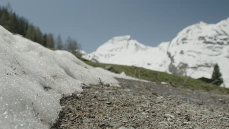 Ein-Schneebedeckter-Berg-In-Der-Ferne