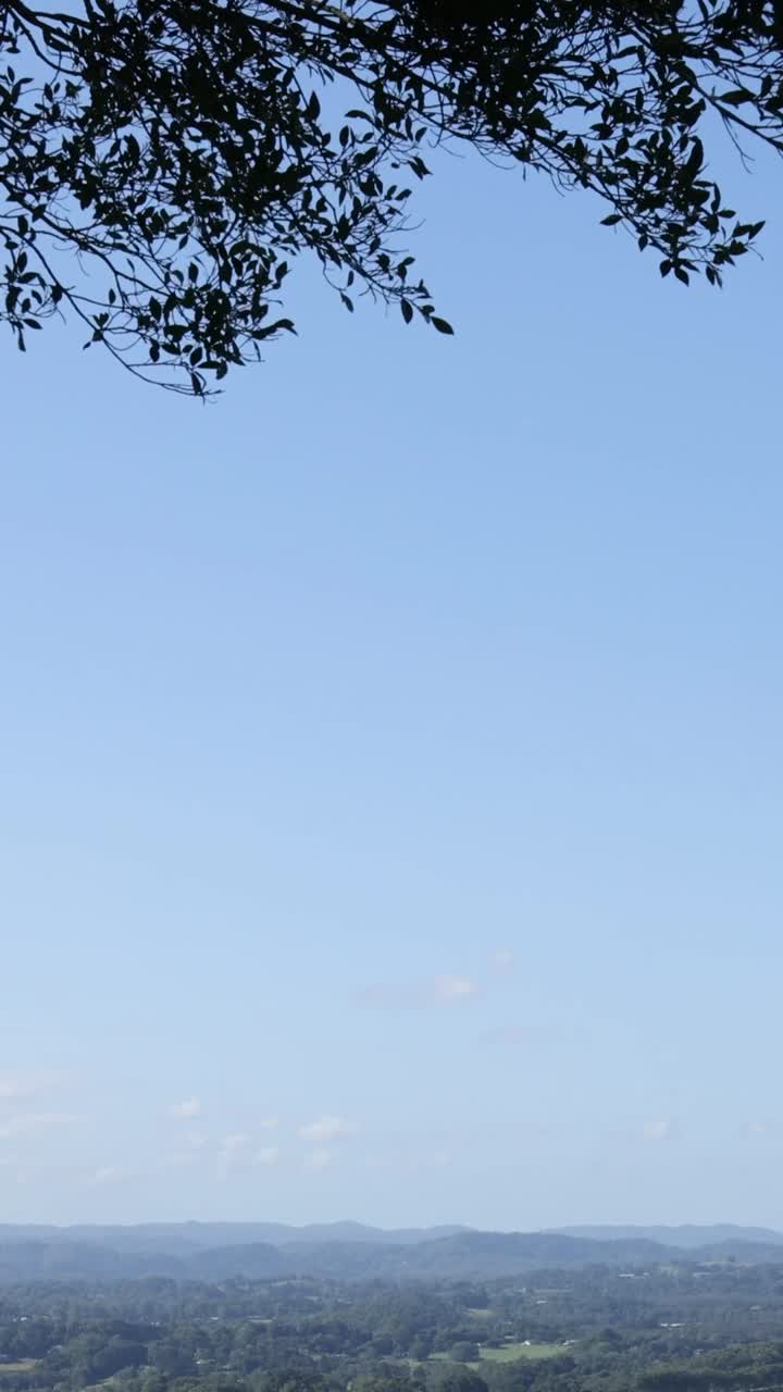 광활 한 시골 풍경 을 드러내는 공중 승강