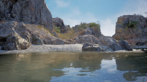 playa rocosa con agua clara
