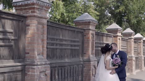 Wundervolles-Hochzeitspaar-In-Zeitlupe-Mit-Blumenstraußumarmungen