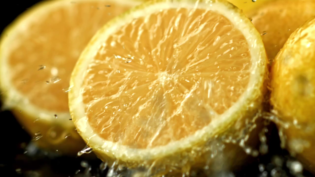 Sulu Limon Yarısına Sıçrayan Ferahlatıcı Su
