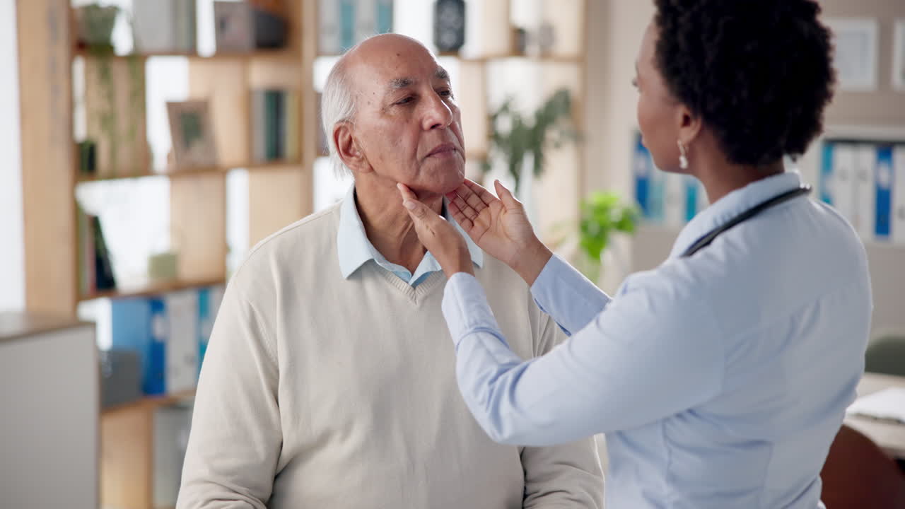 médico que examina a un paciente anciano