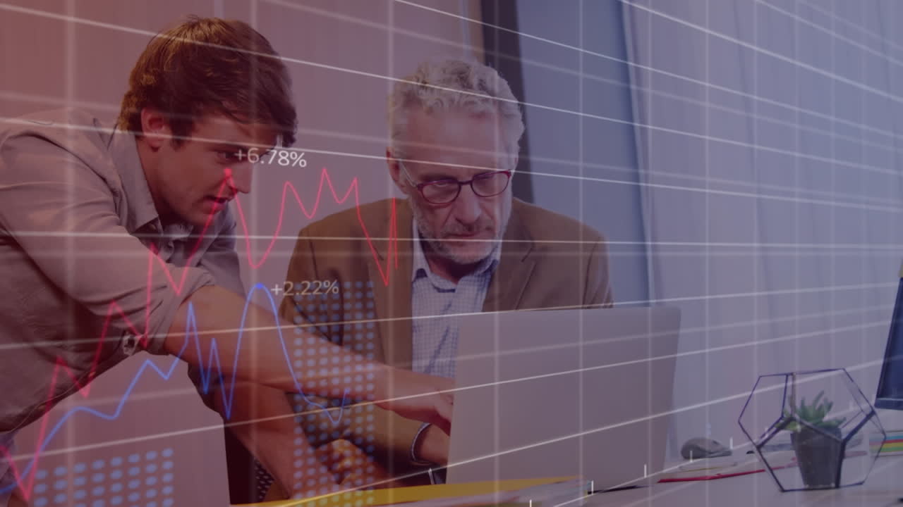 animación del procesamiento de datos estadísticos sobre dos hombres de negocios caucásicos discutiendo en la oficina.