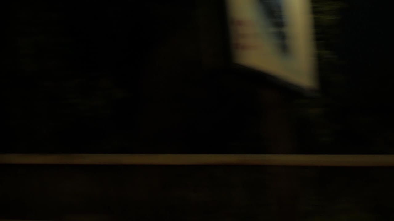 fuegos artificiales nocturnos en movimiento