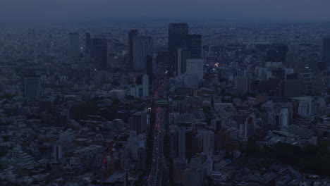 Abendblick-Von-Der-Spitze-Des-Mori-Tower-In-Roppongi-Auf-Die-Stark-Befahrene-Route-246-Mit-Den-Hochhäusern-Von-Shibuya-Im-Hintergrund