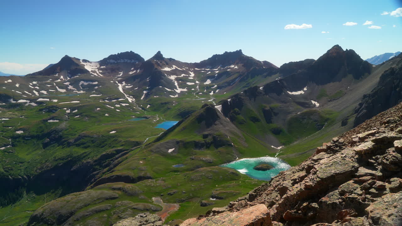 세계의 꼭대기 영화적인 여름 바위 산 눈  ⁇ 은 정상 남부 콜로라도 빙하 호수 유역 트레일 알파인 상부 섬 산 후안스 아름다운 놀라운 하루 텔루라이드 실버턴 왼쪽에 팬