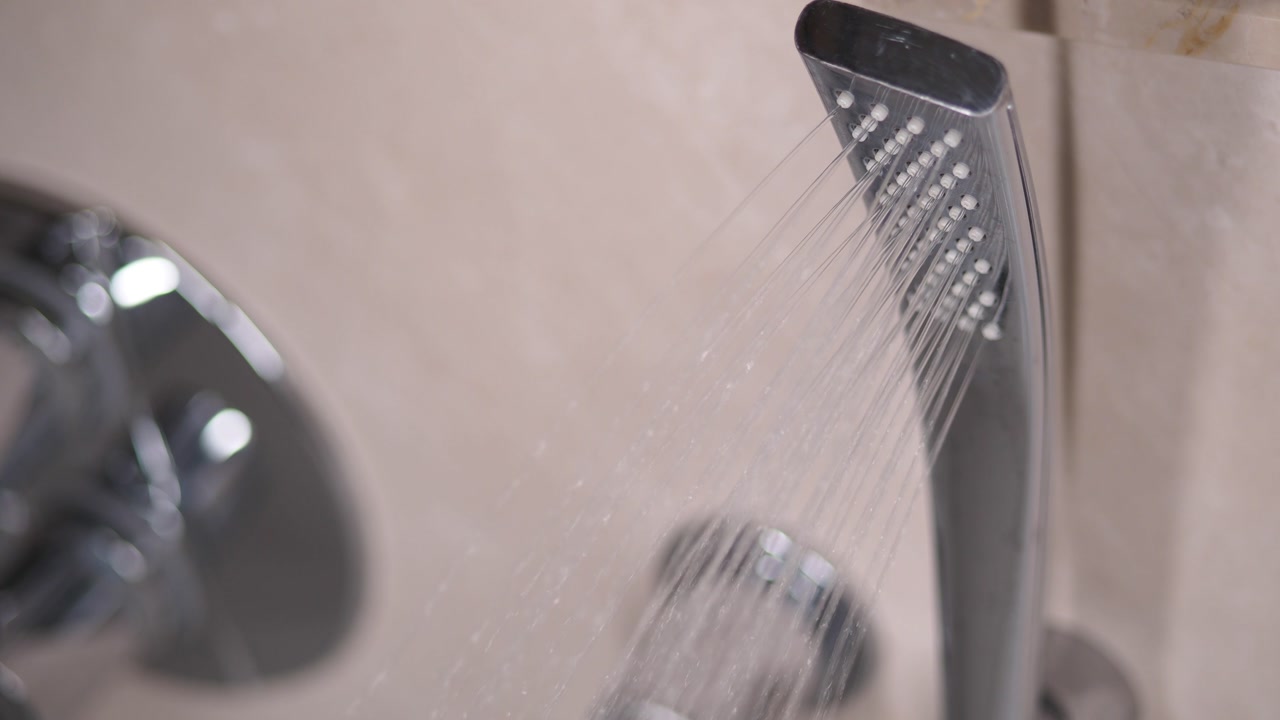 Chorro de agua de una alcachofa de ducha cromada moderna