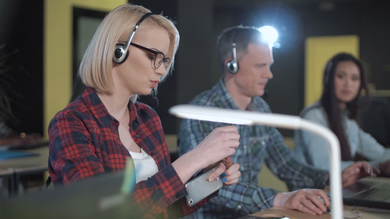 representantes de servicio al cliente que trabajan en un centro de llamadas