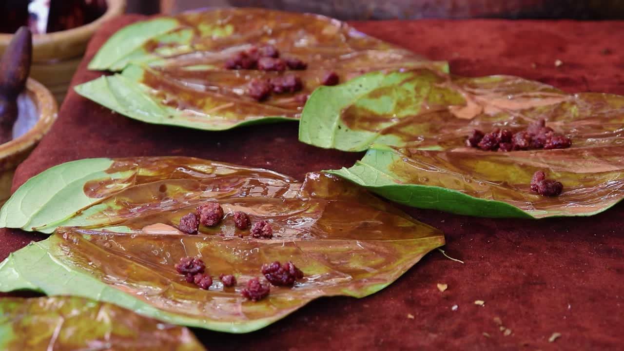 hoja de betel con ingredientes comestibles desde diferentes ángulos