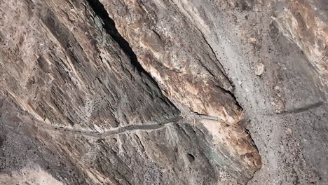 conducción de automóviles en la sinuosa carretera de karakoram cerca del paso de khunjerab en pakistán
