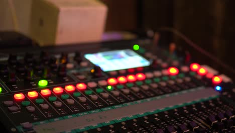 control de mezcla de sonido de cerca en el escenario
