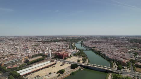 drone volando sobre el famoso río guadalquivir en el centro de la ciudad de sevilla