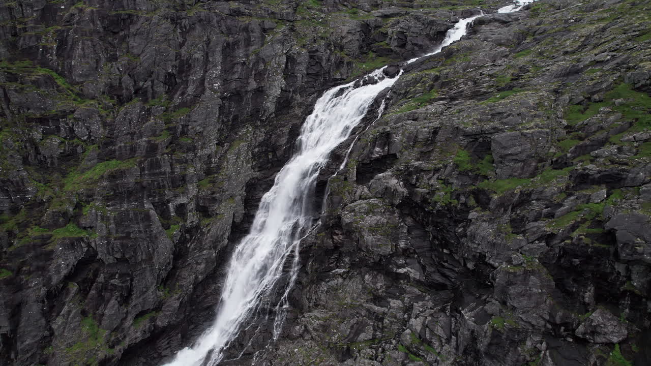 vista aérea de la cascada de stigfossen en noruega mientras se derrumba por la salvaje y escarpada pared del acantilado