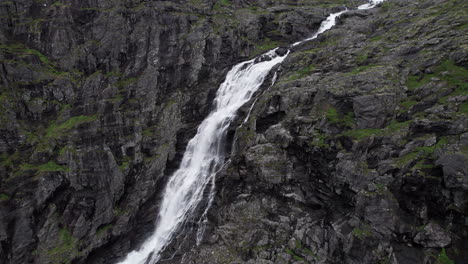 Vista-Aérea-De-La-Cascada-Stigfossen-En-Noruega-Mientras-Se-Estrella-Contra-El-Acantilado-Salvaje-Y-Escarpado