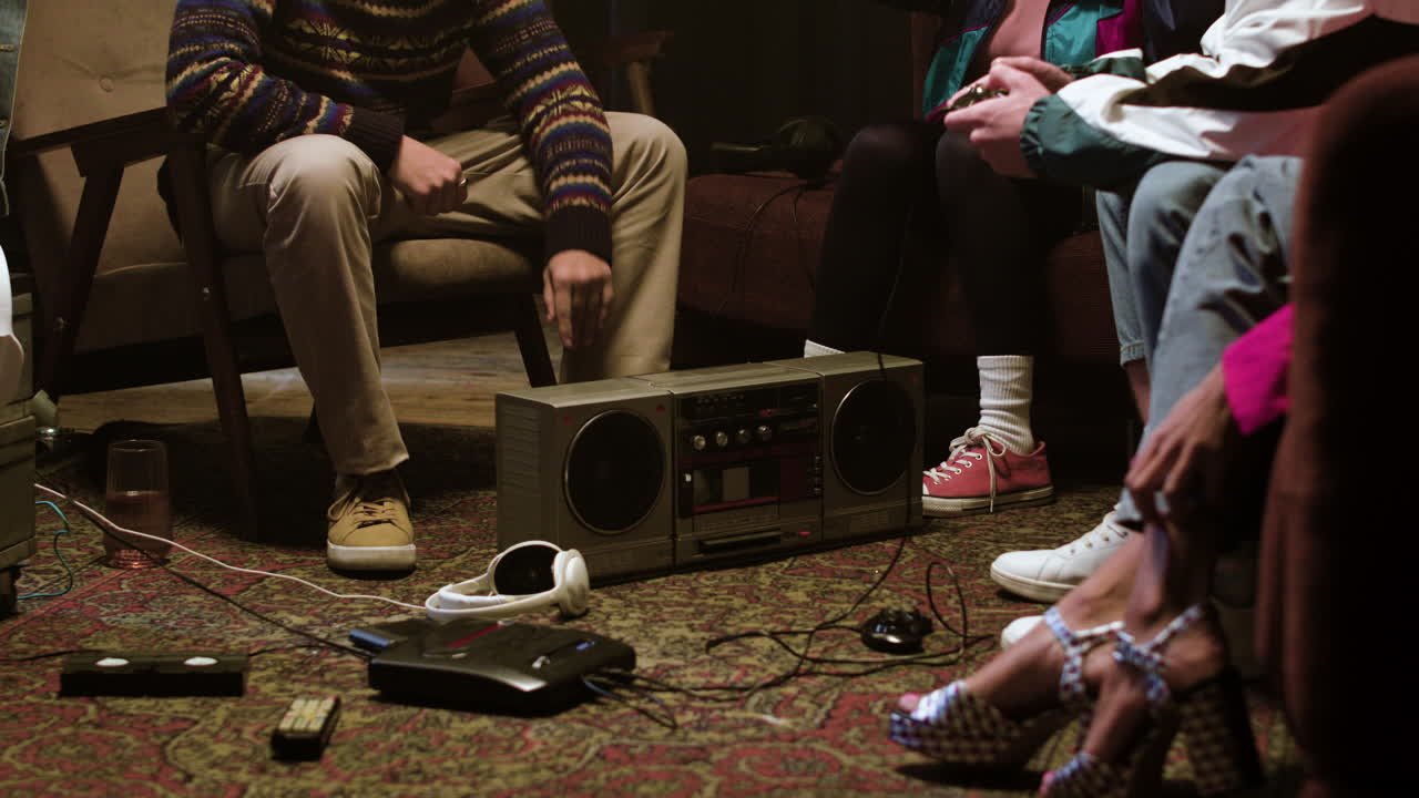 오래된 스테레오를 사용하는 친구들