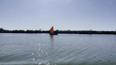 Kleines-Segelboot-Auf-Einem-Breiten-Fluss-In-Frankreich-In-Der-Natur