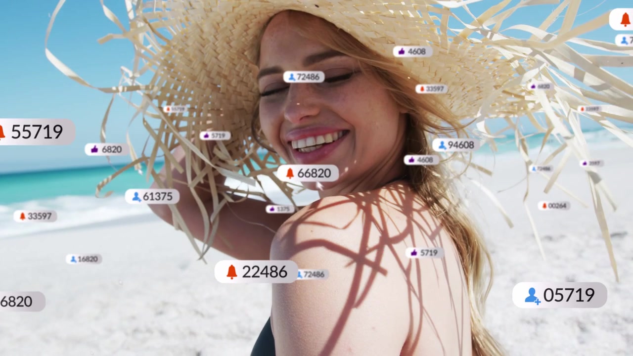 Kvinde vender hat mod kameraet på stranden, med sociale badges der lægger sig i lag på skulderen, søger likes