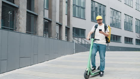 hombre en scooter eléctrico usando un teléfono