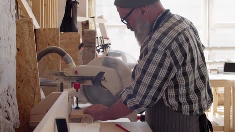 carpenter using electrical circular saw