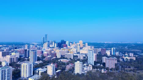 1-3-Edmonton-Downtown-Summer-Flyover-Wohntürme-Mit-Blick-Auf-Das-Tal-An-Einem-Klaren-Tag-In-Alberta-Kanada-High-End-Eigentumswohnungen-Wohngebäude-Am-Rand-Des-Victoria-Park-Gold-Course