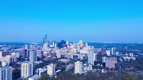 1-3 edmonton downtown summer flyover 주거용 타워는 맑은 날 캐나다 앨버타에서 계곡을 내려다보고 있습니다. 빅토리아 파크 골드 코스 가장자리에 있는 고급 콘도 주거용 건물입니다.