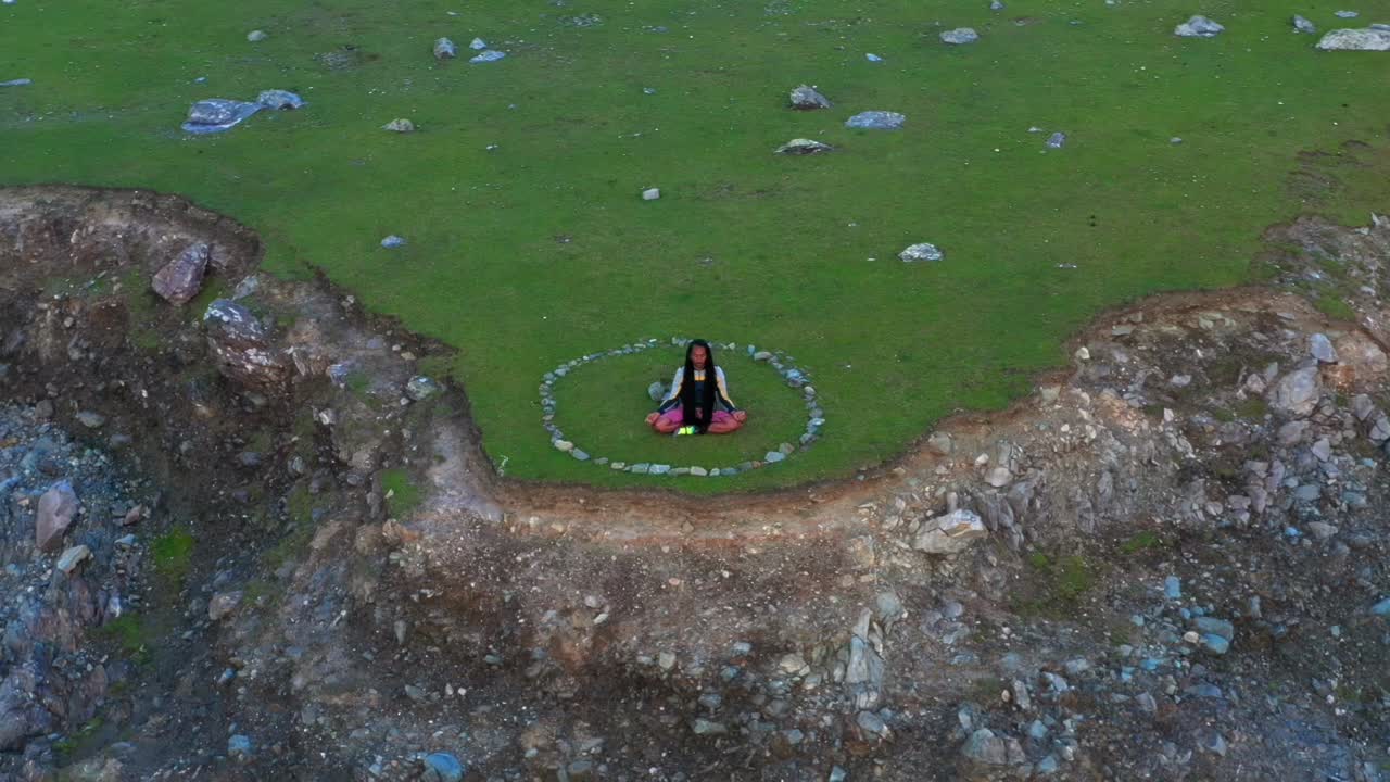 돌 원 위 에서 명상 하는 사람