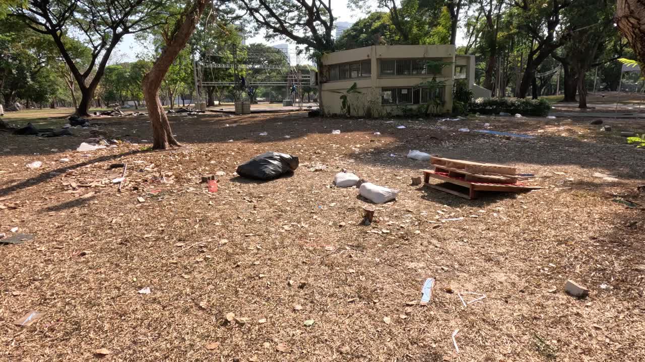 야외에서 쓰레기를 제거하는 가속화된 영상