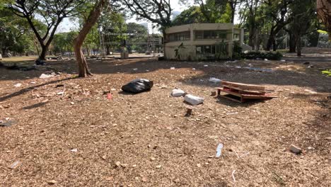 imágenes aceleradas de basura que se limpia al aire libre