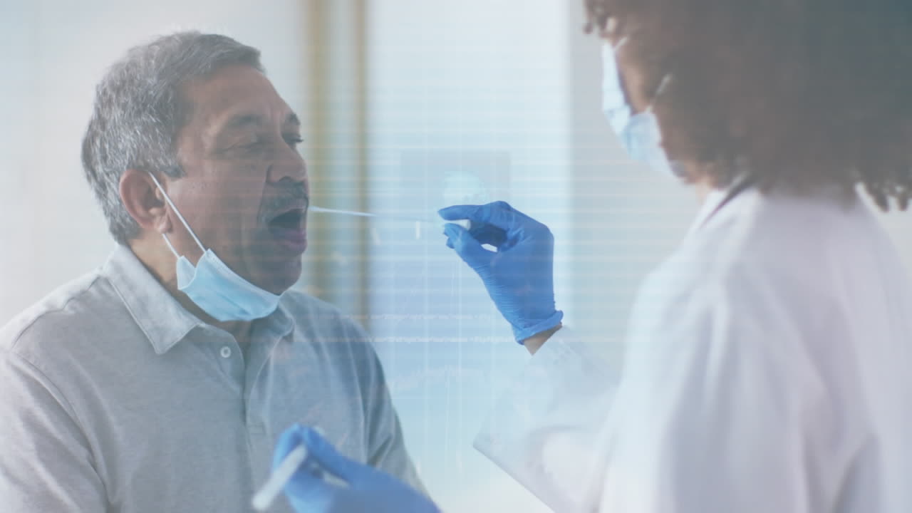 animación de procesamiento de datos y una mujer médica con máscara facial dando a un paciente masculino una prueba de swab de covid