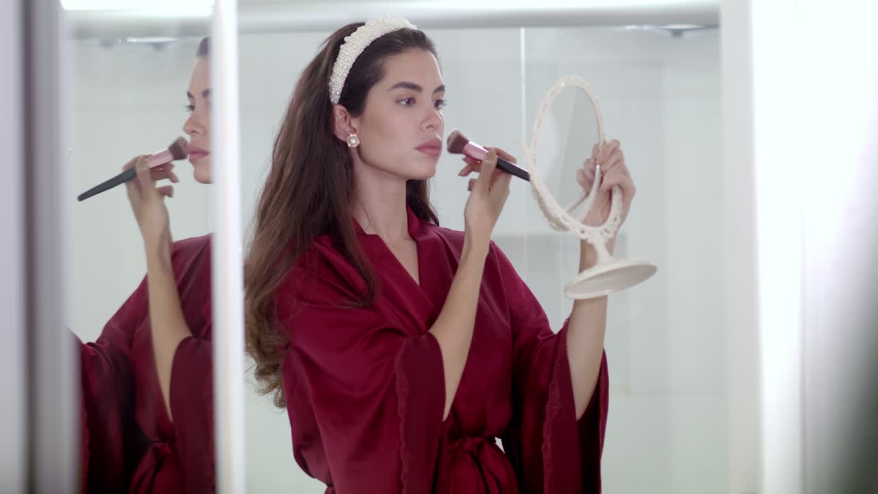 joven mujer atractiva creando su aspecto de confianza y glamour elegante