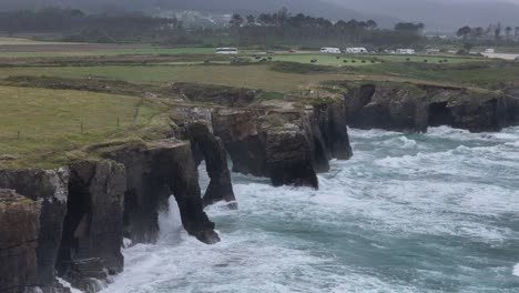 Olas-Explotando-Dramáticamente-Como-Catedrais,-Catedrales-Playa-Norte-De-España-Drone,aéreo