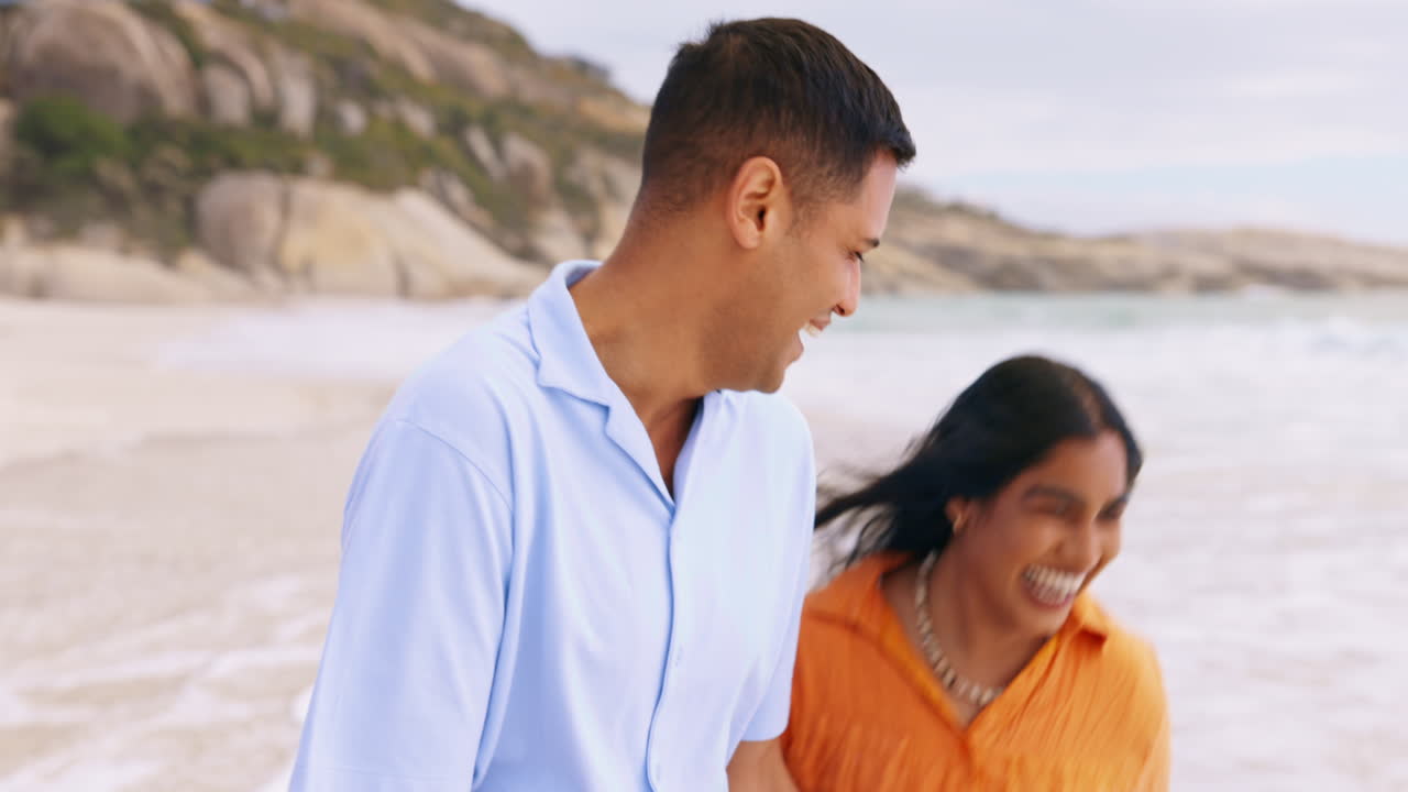 행복한 커플, 물 위에서  ⁇ 고 웃고