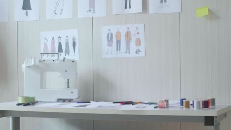 la máquina de coser está en la mesa en el estudio del diseñador