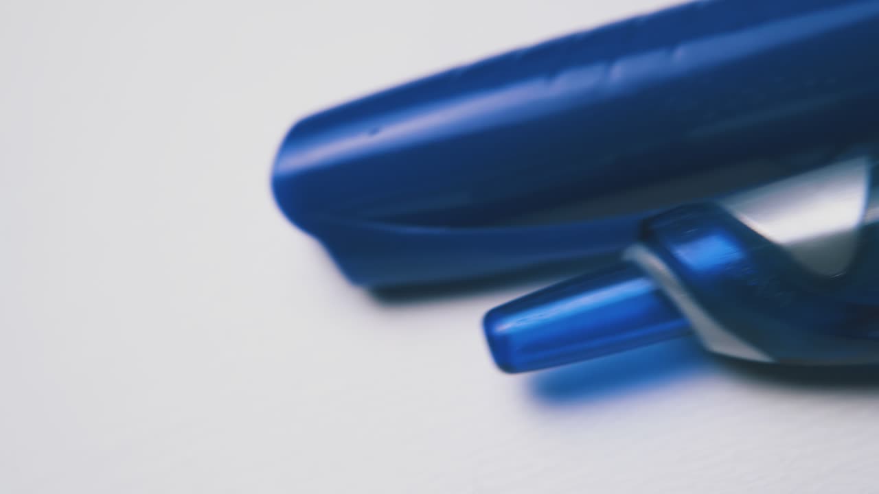 파란색 플라스틱 케이스의 볼 펜이  ⁇ 색 배경에 놓여 있습니다.