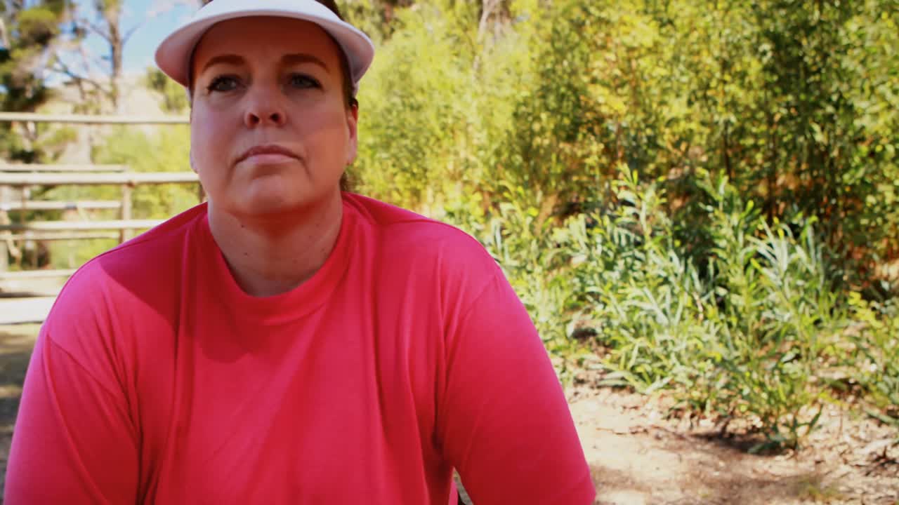 mujer haciendo ejercicio durante una carrera de obstáculos