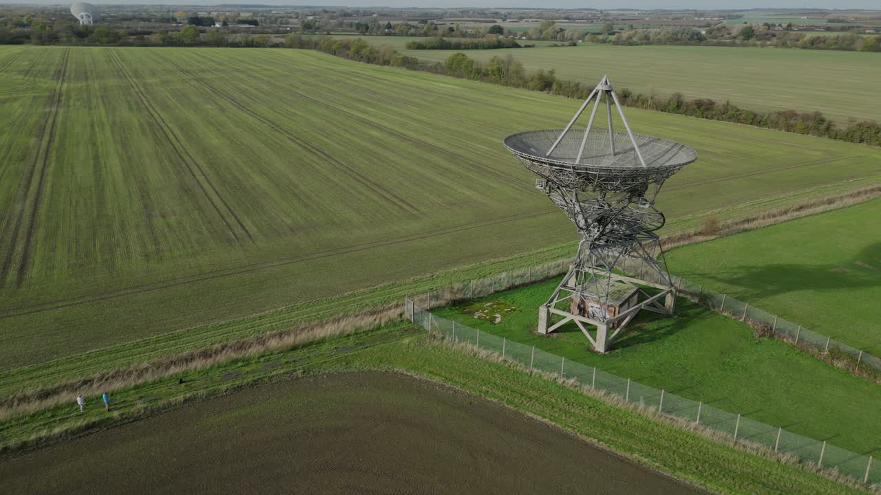 órbita aérea sobre la antena del radiotelescopio en el observatorio de radioastronomía mullard en cambridge, reino unido
