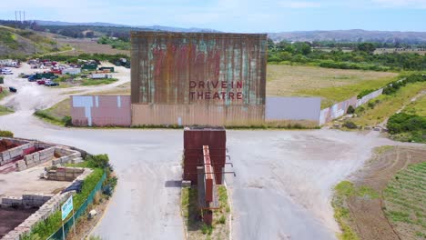 Buena-Antena-Sobre-Una-Unidad-Abandonada-En-El-Cine-En-Una-Zona-Rural-Cerca-De-Lompoc-California