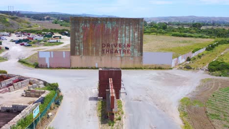 buena antena sobre una unidad abandonada en el cine en una zona rural cerca de lompoc california