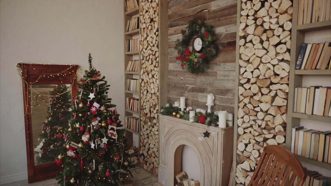 acogedora sala de estar de navidad con chimenea y estanterías