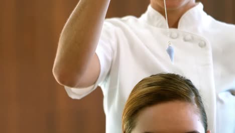 terapeuta hipnotizando a su paciente