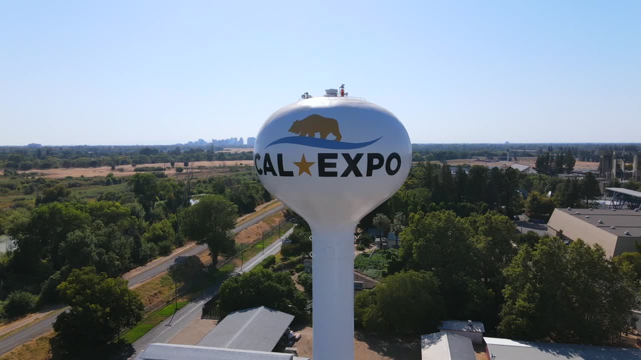 새크라멘토 캘리포니아 1에 있는 급수탑의 훌륭한 항공 샷