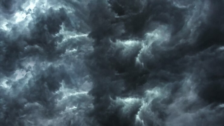 animazione di un temporale che ha avuto luogo nelle fessure tra le nuvole spesse