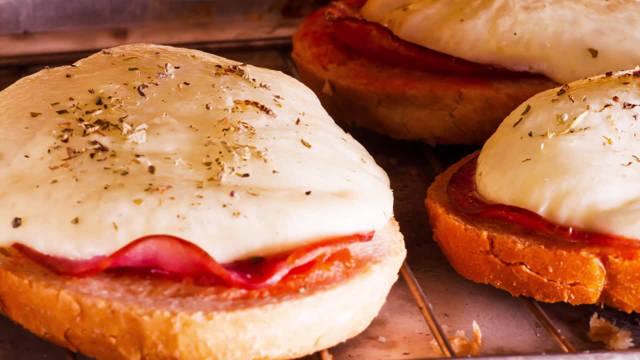 햄과 치즈가 녹는 토스트가 시간 경과를 닫습니다.