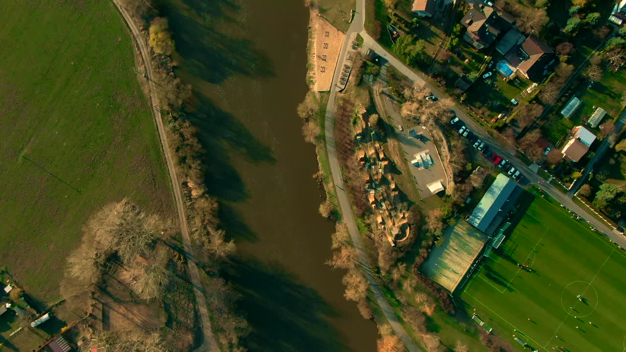 cernosice dron aéreo vuelo vltava río granjas tren montañas pueblo