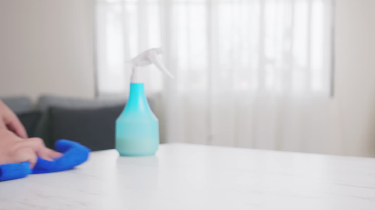 실내 소독제로 표면 예방 covid-19를 소독하는 남자