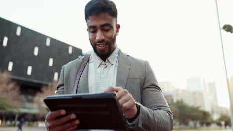 feliz hombre de negocios, tableta y trabajando en la ciudad